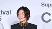 화제의 ‘왕자님 룩’까지…심은경, 부산국제영화제 달궜다