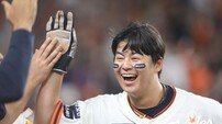 오른손에 공 쥐고 왼손으로 태그…LG 자멸한 틈 파고든 한화, 역전 우승 시나리오 ‘솔솔’