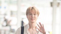 ‘디올 황태자’ BTS 지민 출국, 핑크 셔츠 풀어 헤치고 출국