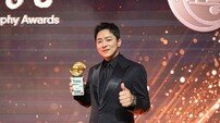 조정석, ‘45회 황금촬영상’ 남우주연상 수상 영예