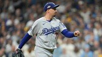 밀워키 녹였다! 스넬 8이닝 10K 무실점 호투…다저스 NLCS 1차전 기선제압, 김혜성 결장