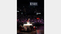 헨리, 美 NBA 경기 하프타임 쇼 장식… 악기 퍼포먼스