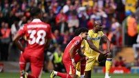 다시 한번 ‘무릎 꿇는’ EPL, 인종차별 반대 캠페인 재개…“연대가 필요해” vs “필요 없는 행동” 의견 충돌 ‘팽팽’
