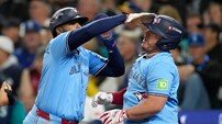 홈에서 고개 숙인 토론토, 원정서 홈런 5방 앞세워 반격…ALCS 2패 후 첫 승
