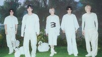 TXT, 오리콘 5일 연속 1위…日 전역 휩쓴 ‘Starkissed’