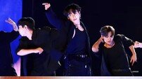 방탄소년단 정국, 진 콘서트에 ‘무대 폭격기’로 등장