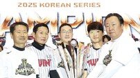 ‘LG 통합우승 축승회’ 구광모 구단주, KS MVP 김현수에게 롤렉스 시계 수여 “LG 전통으로 이어나가겠다”