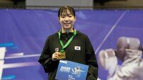 펜싱 사브르 전하영, 시즌 첫 월드컵 개인전 금메달…알제리서 2년 연속 정상 등극, 오상욱은 국가대표 복귀전서 동메달
