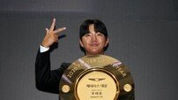 [제네시스 대상 시상식] 5관왕 옥태훈, 대상 부상 제네시스 GV70은 이모에게 선물