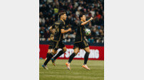 [MLS 리뷰] ‘집념의 2골’ 손흥민이 해냈다!→LAFC, MLS컵 PO 서부 콘퍼런스 밴쿠버와 정규시간 극적 2-2 균형…연장전 돌입