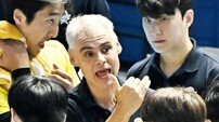 [SD 인천 인터뷰] “기술과 신체조건 모두 대한항공이 앞섰다” 패배 인정한 KB손해보험 카르발류 감독…다시 ‘해결책’ 찾는 데 집중