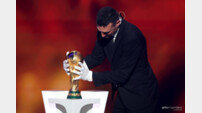 전 대회 우승 감독 못 알아봐? “죄송하다” FIFA 회장 공개 사과