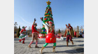 레고랜드, 9미터 트리 앞 브릭스마스 공연 인기