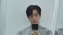 방탄소년단 진, 셀카로 증명된 ‘월드와이드 핸섬’