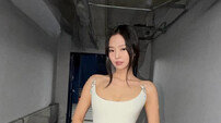 블랙핑크 제니, 깊이 파인 가슴라인…아찔한 포즈 [DA★]