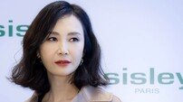 채시라, 故안성기 사진 꺼내 들었다…“사석에서도 늘 인자했던 선배”