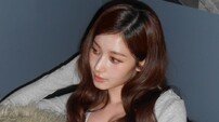트와이스 사나, 후드티만 입었을 뿐인데…소파 위 아찔 자태 [DA★]