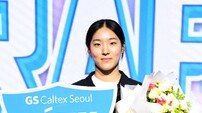 “감독님이 직접 운전해서 데려다주셨어요” 2007년생 신인 세터 최윤영, 특별 관리 속에 커가는 GS칼텍스의 미래