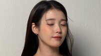 아이유, 말이 필요 없는 쇄골 라인…우아 그 자체 [DA★]
