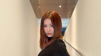 모모, 뒤태 노출에 ‘심쿵’…옷이 너무 과감한 거 아냐? [DA★]