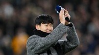‘엇갈린 운명’ 손흥민 ‘행복 축구’-주장 떠난 토트넘 ‘강등권 몰락’