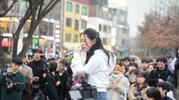 송하예, 깜짝 기부 버스킹 성료…모금 전액 기부