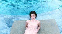 채수빈, 수영장서 과감한 핑크 튜브톱…나른 섹시 [화보]