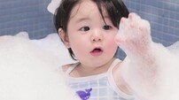 ‘심형탁 子’ 하루, 귀염뽀짝 수영복 자태…이모티콘 나와야 할 미모 (슈돌)