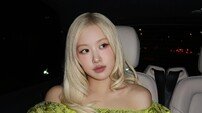 로제, 명품 쇼 홀린 오프숄더 자태…비현실적 어깨라인 [DA★]