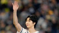 NCT 쟈니, 파리 패션위크 이어 WBC 시구까지…‘월클’ 활약