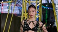 압도적 존재감…제니, 파격 노출 시스루 룩 [포토]
