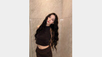 카리나, 크롭탑 입고 뽐낸 ‘한 줌 허리’… AI보다 더 AI 같은 몸매 [DA★]