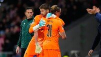 ‘17분 3실점→교체’ 토트넘 GK 킨스키 향한 동정여론…“하프타임까진 뛰게 했어야”