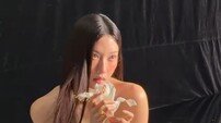 문가영, 오프숄더 드레스 입고 과감…청초+고혹 다 잡은 여신 미모 [DA★]