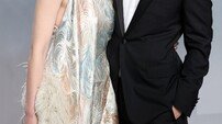 ‘케데헌’ 이재, ♥샘킴과 축하 키스→약혼 반지 ‘반짝’…아카데미 파티 점령 [DA이슈]