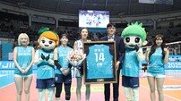 [SD 장충 라이브] 양효진의 마지막 V리그 정규리그 경기 빛내준 GS칼텍스, 등번호 14번 새겨진 유니폼 담은 액자와 꽃다발 전달로 의미 더해