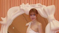 트와이스 모모, 한쪽 어깨 드러낸 채 과감…비현실적 S라인 [DA★]