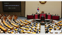 “노무현을 잃었기에 포기할 수 없다” 신정훈 위원장, 눈물의 필리버스터