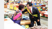 강화군, 관광 성수기 앞두고 상권 “현장 점검”…풍물시장서 선제 대응