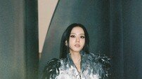 지수, ‘까마귀 옷’도 ‘포도 머리’도 완벽 소화…독보적 비주얼
