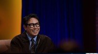 윤종신 ‘오르막길’, 주식 시장서 인기…“‘내리막길’도 있어” (질문들)