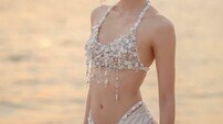 블랙핑크 리사, 보석 비키니 자태 ‘눈길’…해변서 초호화 생일 파티 [DA★]