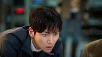 ‘군체’ 지창욱, 보안팀 직원 변신…누나 김신록 지키기 위한 처절한 사투