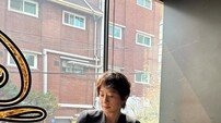 김희애, 파격 숏컷 변신…분위기 확 바뀌었다 [DA★]