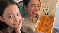 카리나·윈터, 민낯도 예쁘네…비행기서 도넛 들고 장난기 가득 [DA★]