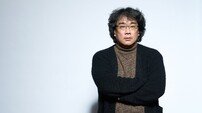 봉준호의 700억 승부수 ‘앨리’…‘미키 17’ 부진 씻고 다시 날아오를까