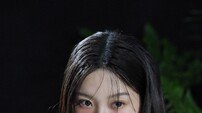 문가영, 숲속의 ‘봄 여신’ 강림… 화보 비하인드 속 독보적 아우라
