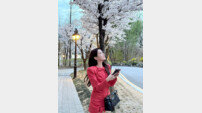 박은빈, 레드 드레스 입고…확 바뀐 분위기 [DA★]