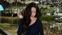 있지 유나, 벚꽃 구경하며 뽐낸 ‘황금 골반’…꽃보다 허리만 보여 [DA★]