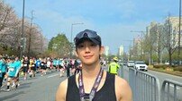 정해인, 생애 첫 하프 마라톤 완주…기록까지 완벽한 사기캐 [DA★]